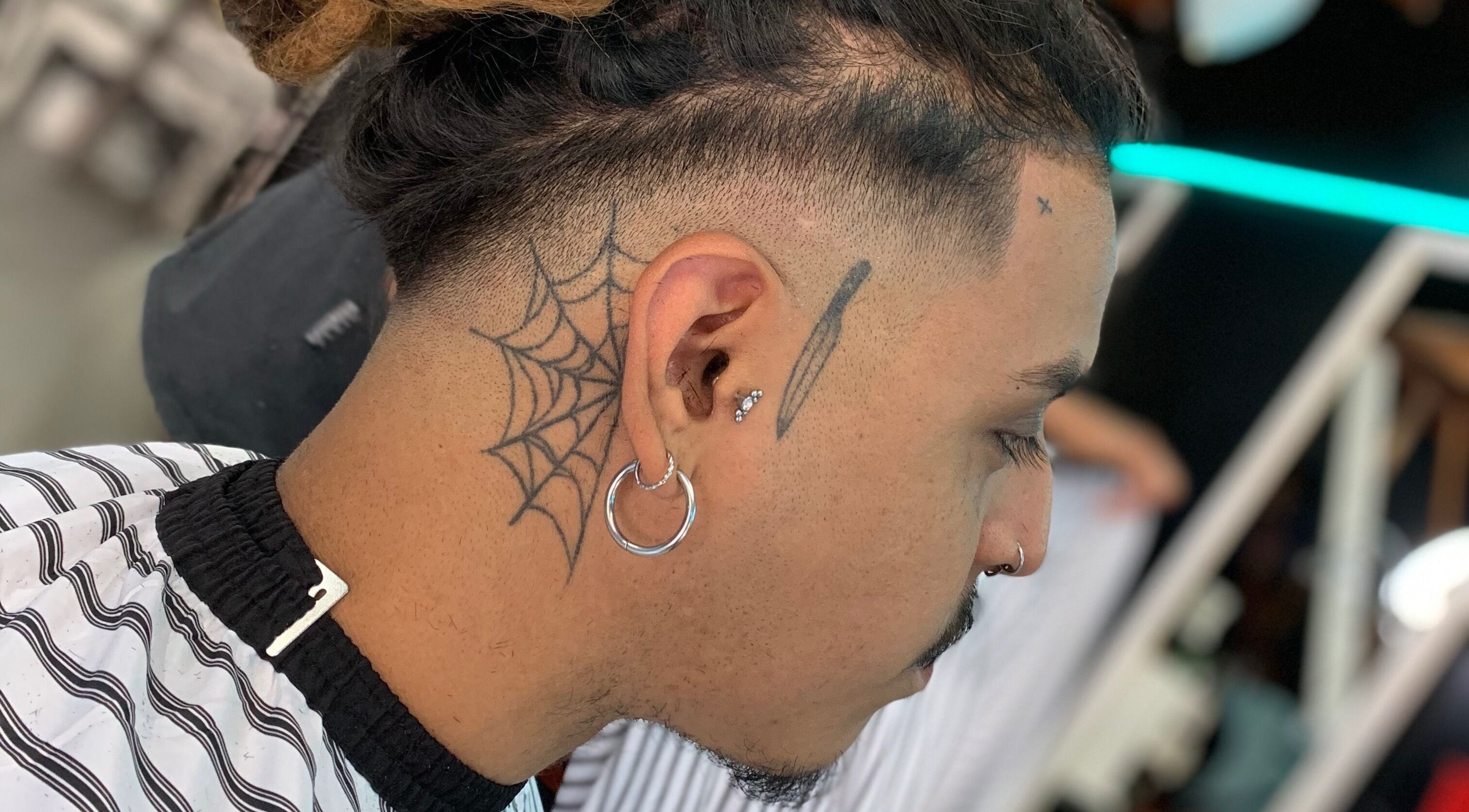 Corte moderno con tatuaje en MALDITO SANTO, Victoria, Provincia De Buenos Aires, AR. Experiencia única de estilo.