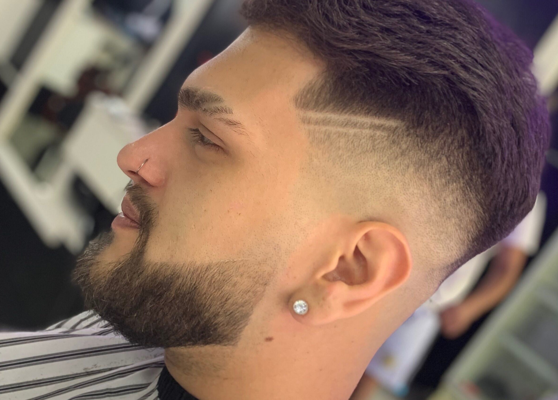 Corte de cabello moderno en MALDITO SANTO, Victoria, Provincia De Buenos Aires, AR.