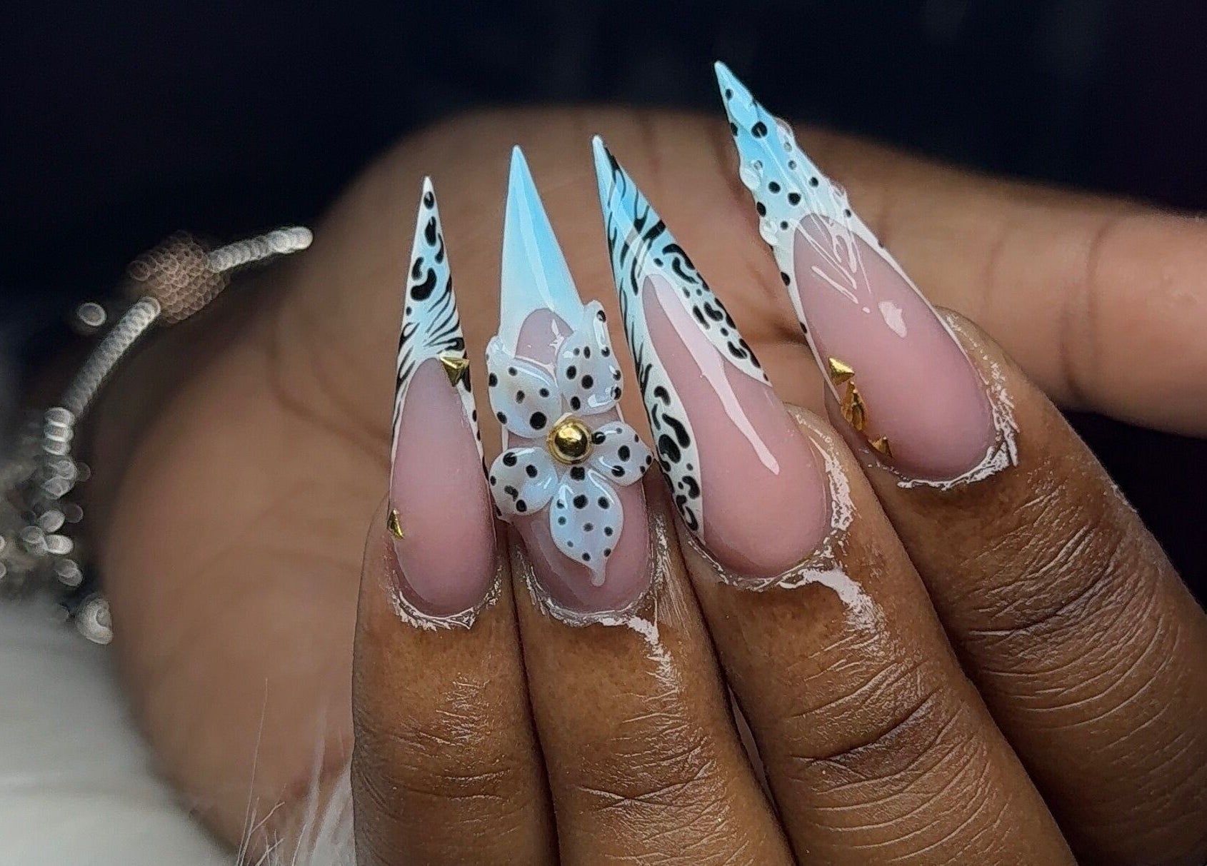 Elegant nail art design at Luxura.Beauty, Willemstad, CW, showcasing intricate floral and geometric patterns.