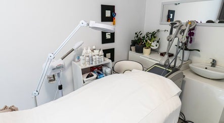 HOLISTIC BEAUTY