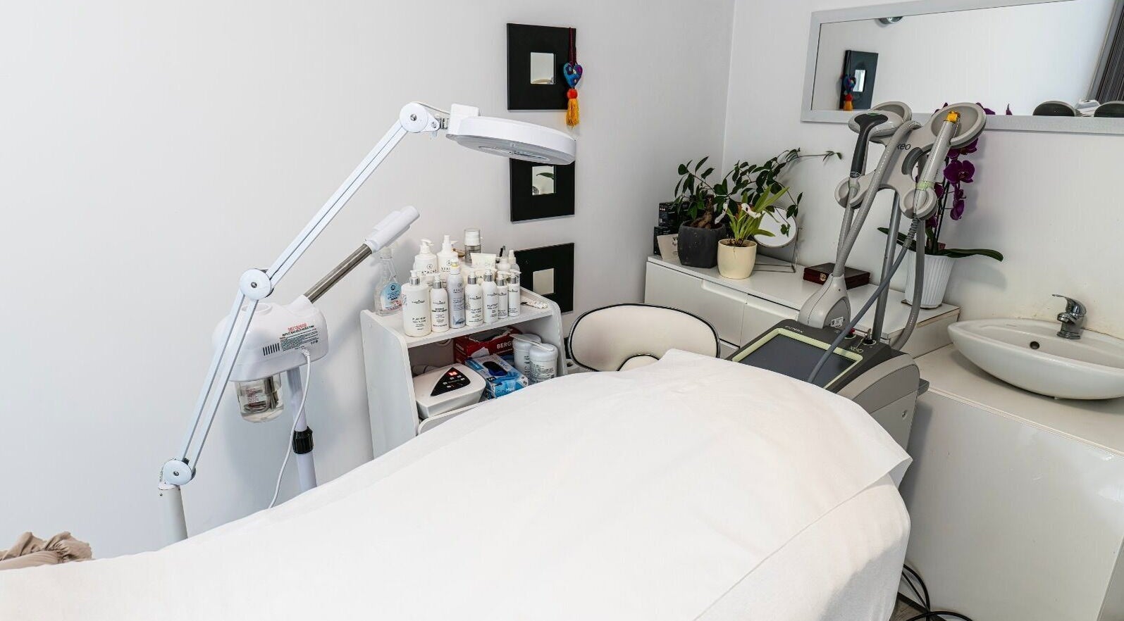 Уютна козметична стая в HOLISTIC BEAUTY, София, Област София, BG с модерно оборудване.