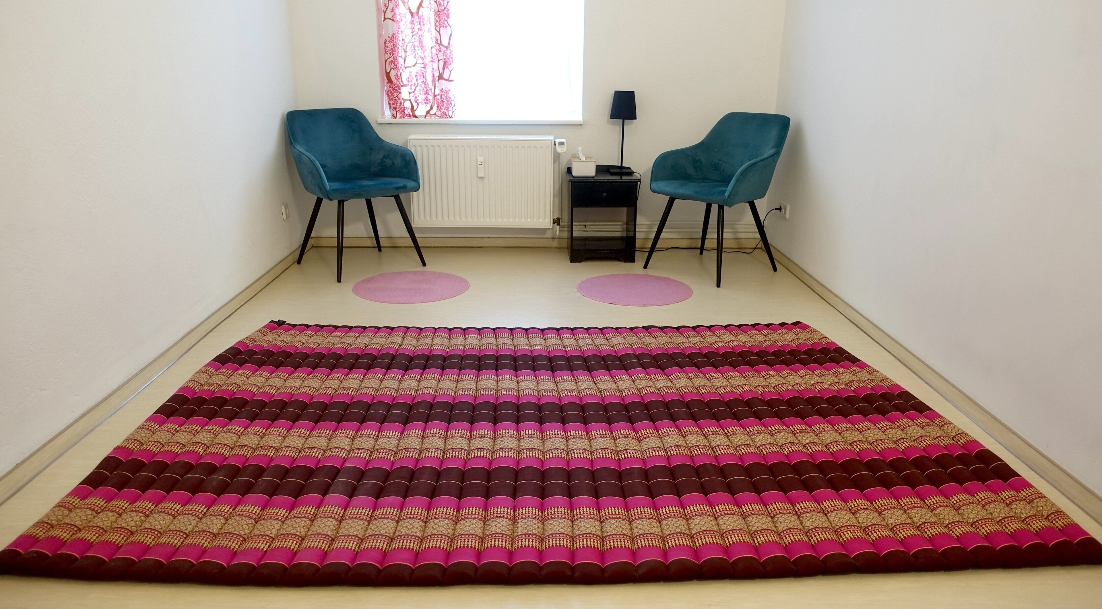 Relaxing therapy room at Hirai Healing East at HAVEN, Berlin, Berlin, DE, featuring a tranquil setting with two chairs.