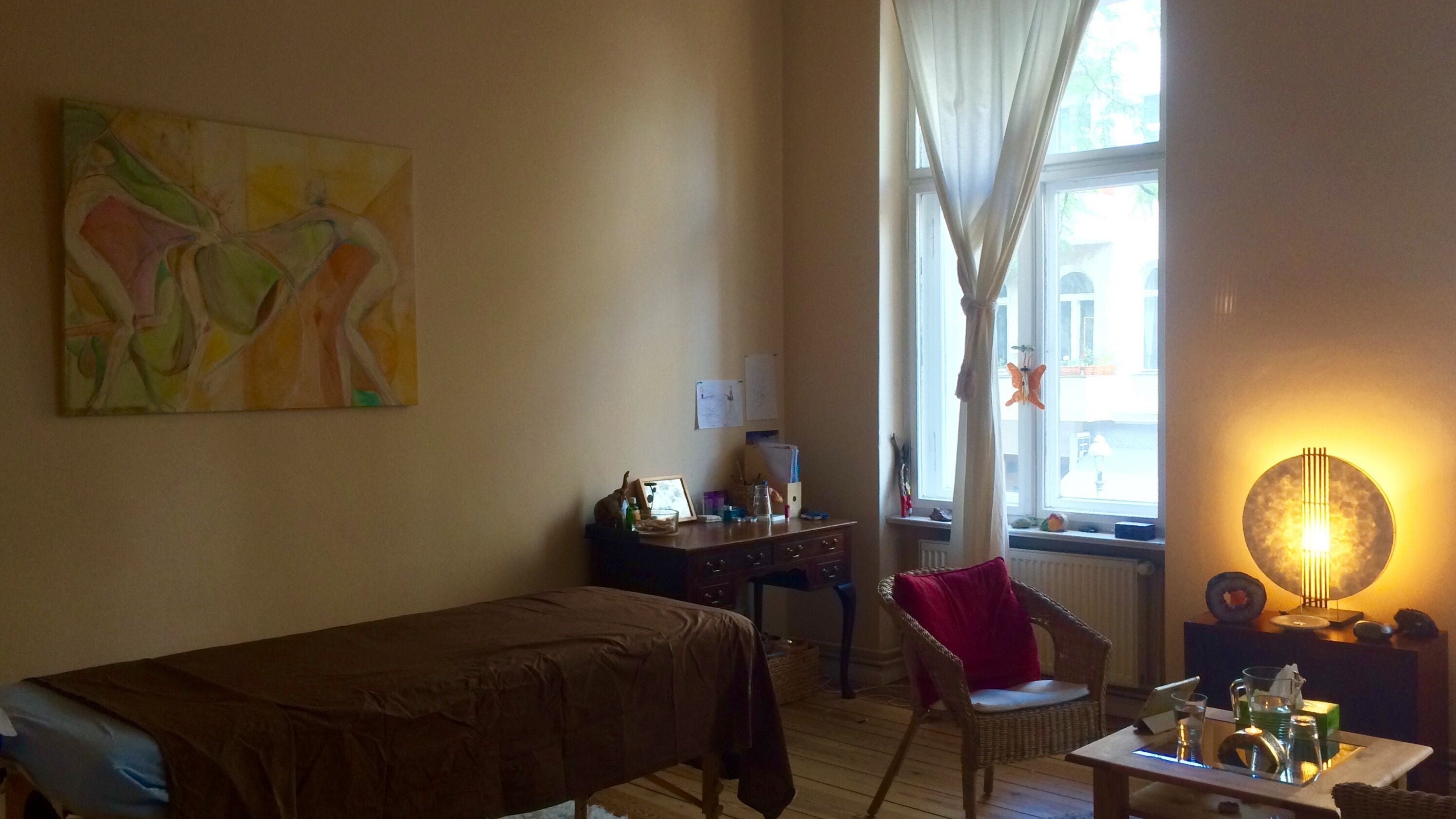 Calming therapy room at Hirai Healing West, Berlin, Berlin, DE, featuring a massage table and ambient lighting.