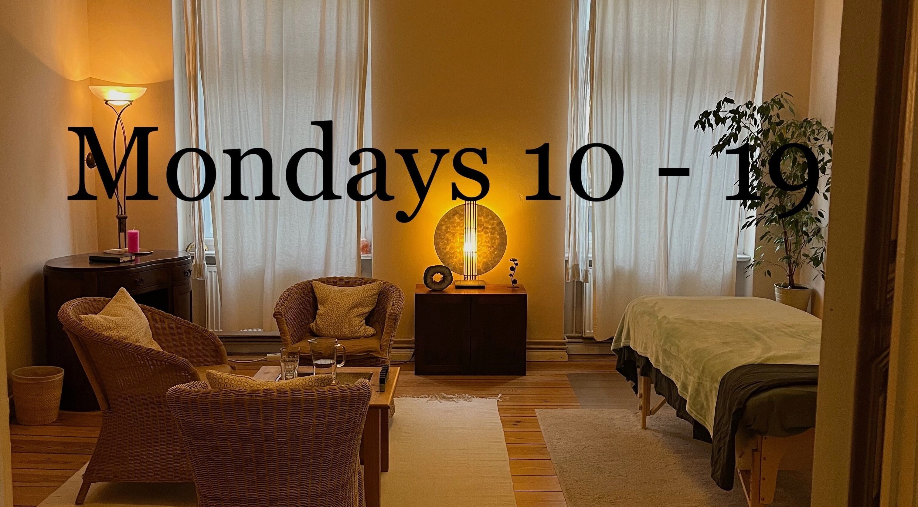 Cozy interior of Hirai Healing West, Berlin, Berlin, DE, showcasing a serene therapy room with soft lighting.