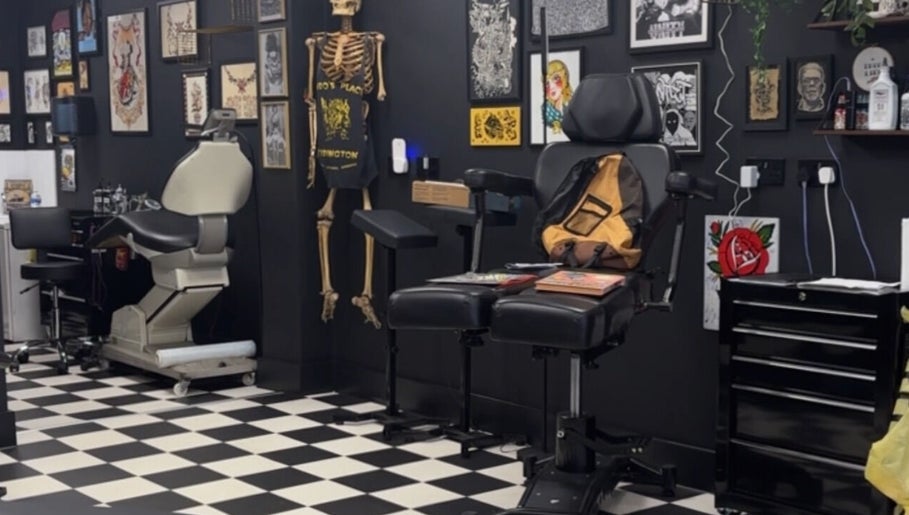 G’lamore Ink & Beauty tattoo room in Birmingham, England, GB featuring a stylish chair and artistic decor.
