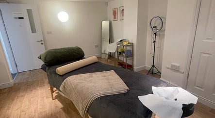 Relaxing therapy room at Alikia Jade Physiotherapy (DN1) in Doncaster, England, GB with massage bed and soft lighting.
