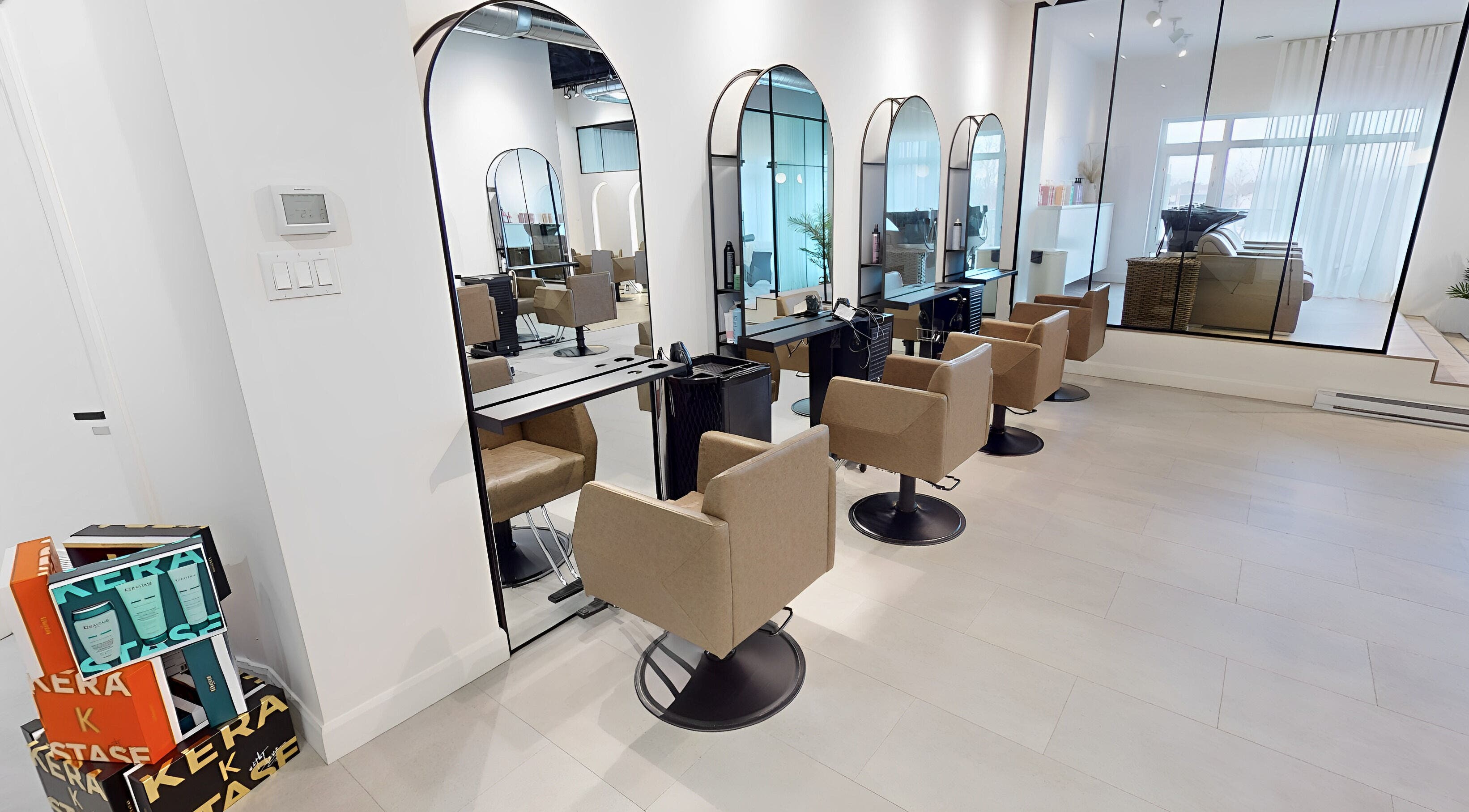 Intérieur moderne de Aliss Espace Beauté, Terrebonne, QC, avec sièges élégants et miroirs.