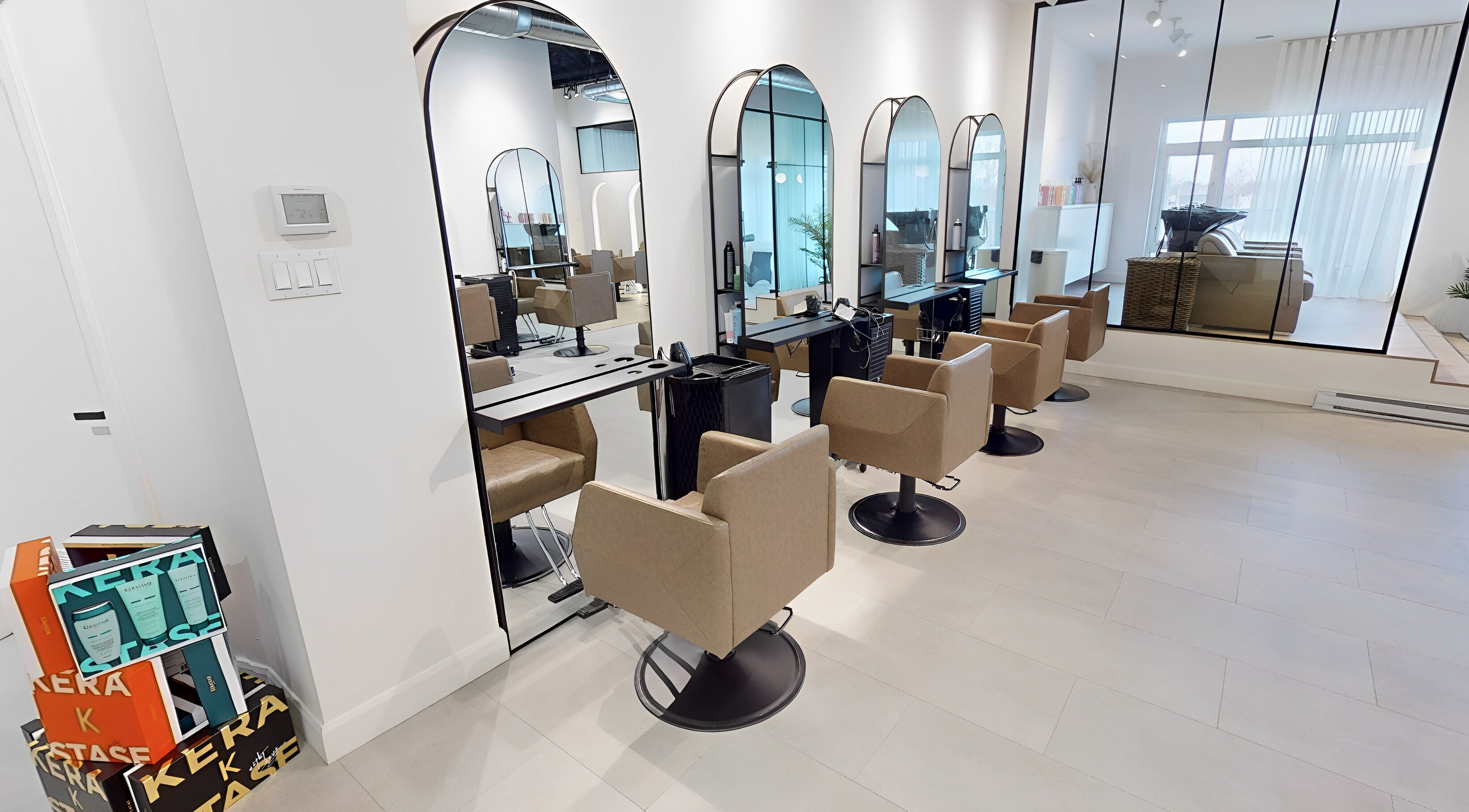 Intérieur moderne de Aliss Espace Beauté, Terrebonne, QC, avec sièges élégants et miroirs.