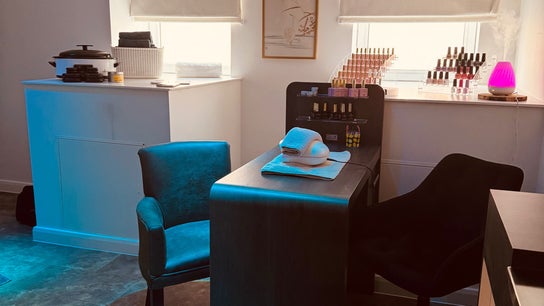 Dan Beauty and Holistic Therapies
