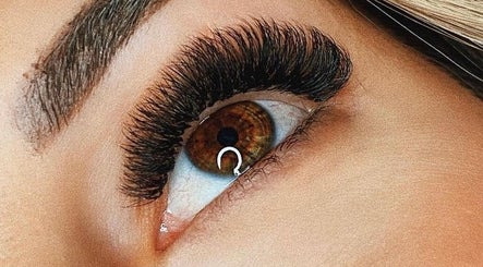 Close-up of lush eyelash extension by Olivio George • Lash Designer • Extensão de Pestanas • in Lisboa, Lisboa, PT.