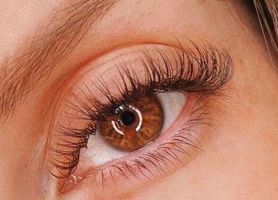 Close-up of eyelash extension by Olivio George • Lash Designer • Extensão de Pestanas • in Lisboa, Lisboa, PT.