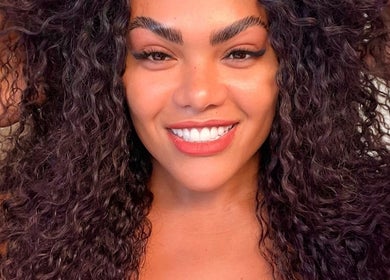 Woman with curly hair and a radiant smile at Olivio George • Lash Designer • Extensão de Pestanas • Lisboa, Lisboa, PT.