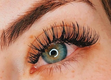 Close-up of styled eyelashes by Olivio George • Lash Designer • Extensão de Pestanas • in Lisboa, Lisboa, PT.