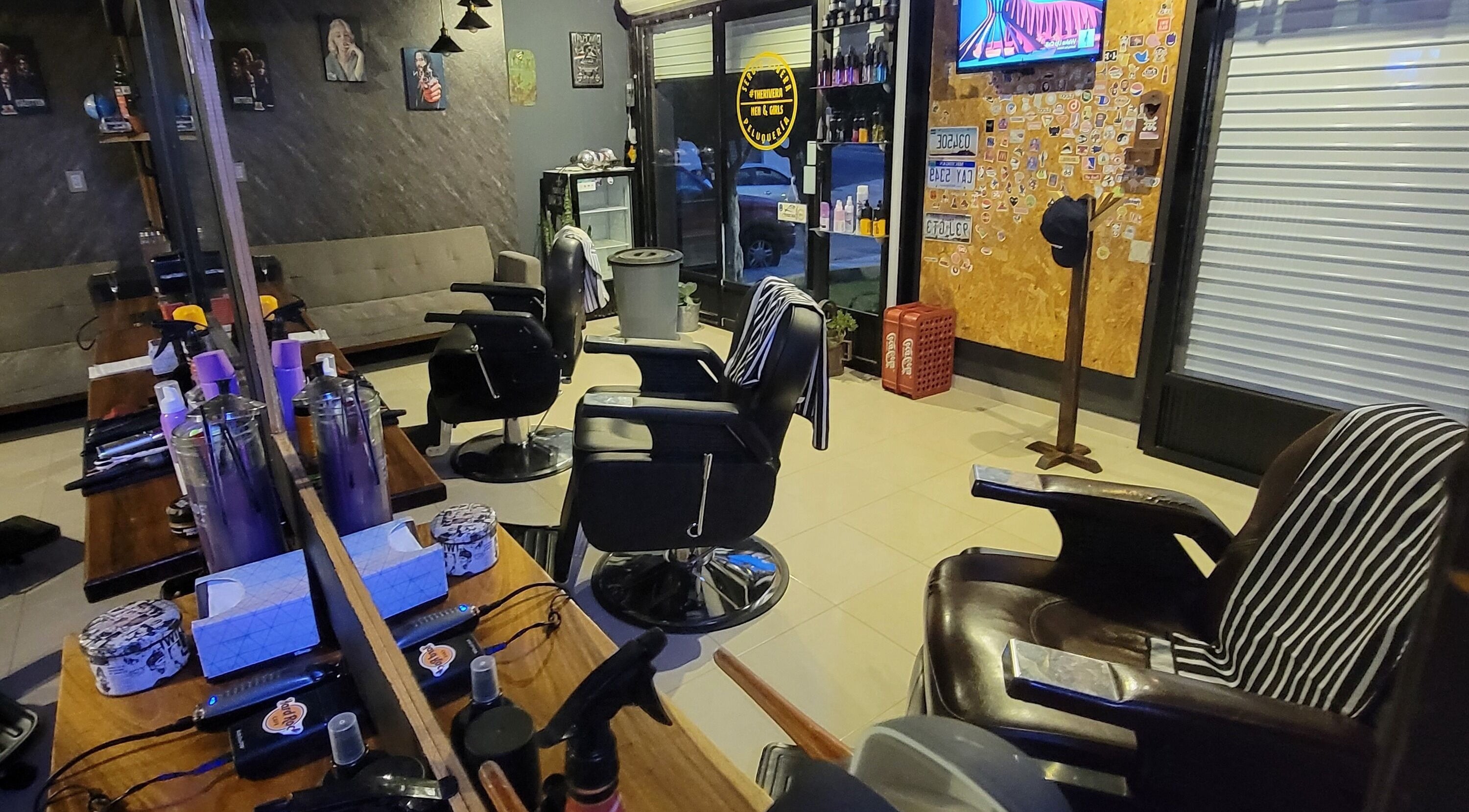 Interior moderno de Peluquería Sergio Rivera en Maravatio, Michoacán, MX con sillas de barbero y decoración estilizada.