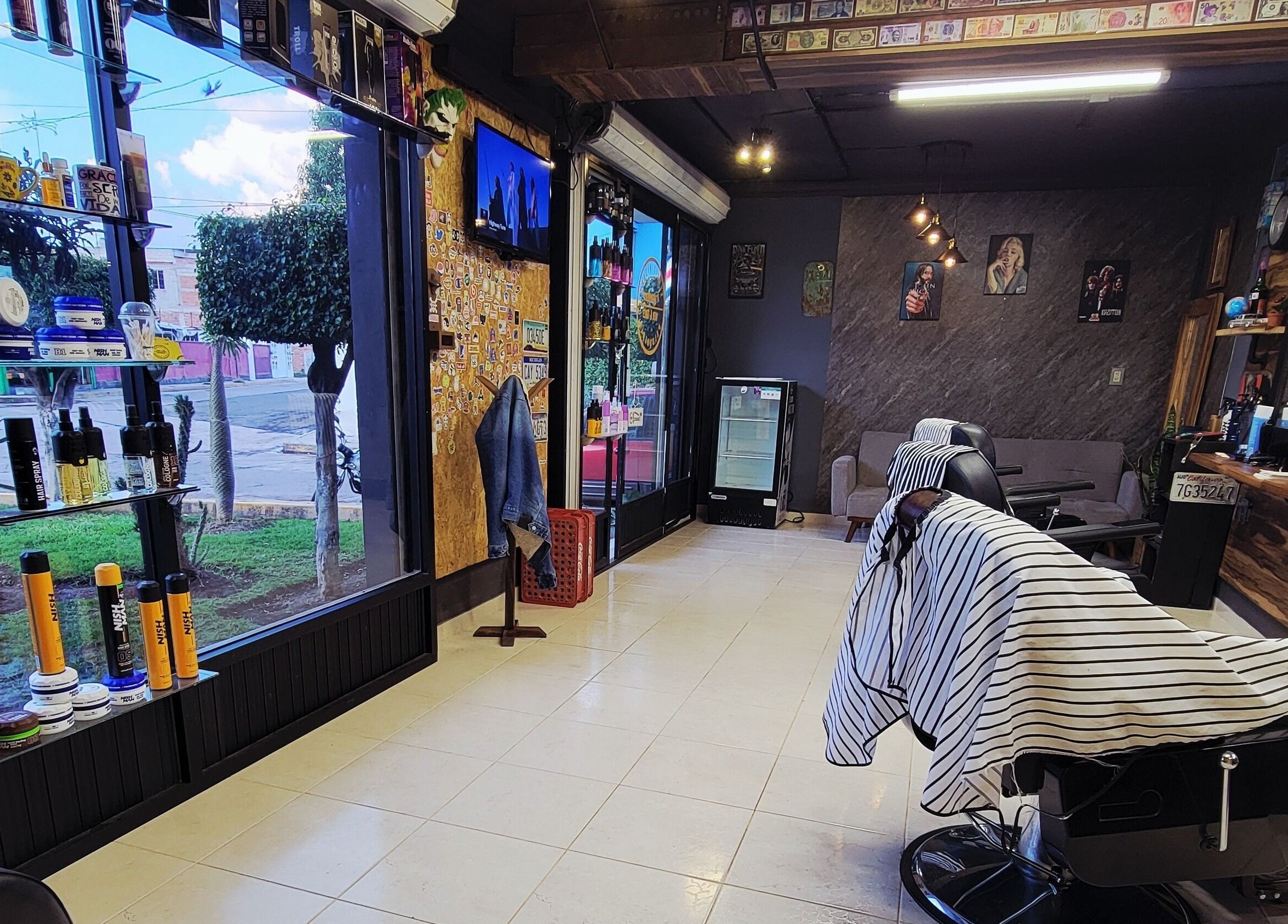 Interior moderno de Peluquería Sergio Rivera en Maravatio, Michoacán, MX, listo para atender clientes.