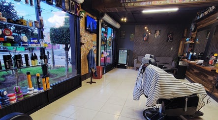 Interior moderno de Peluquería Sergio Rivera en Maravatio, Michoacán, MX, listo para atender clientes.