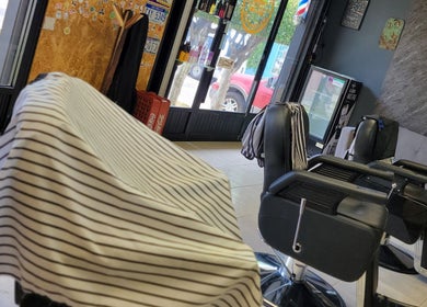 Interior de Peluquería Sergio Rivera en Maravatio, Michoacán, MX mostrando sillas de estilista modernas.