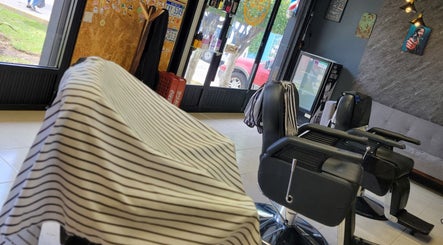 Interior de Peluquería Sergio Rivera en Maravatio, Michoacán, MX mostrando sillas de estilista modernas.