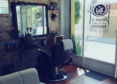 Interior de Peluquería Sergio Rivera en Maravatio, Michoacán, MX, con silla de barbero y espejo rústico.