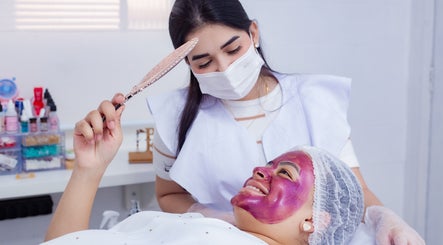Tratamento facial em Pablinni Kauanny, santo andré, São Paulo, BR, com máscara rosa para cuidados com a pele.