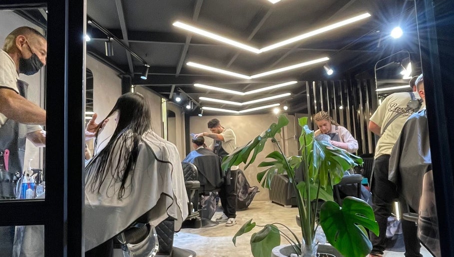 Interior de Barbados Barber Premium en Soacha, Cundinamarca, CO, con clientes y estilistas en acción.