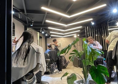 Interior de Barbados Barber Premium en Soacha, Cundinamarca, CO, con clientes y estilistas en acción.
