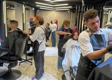 Clientes recibiendo cortes en Barbados Barber Premium, Soacha, Cundinamarca, CO. Ambiente moderno y profesional.