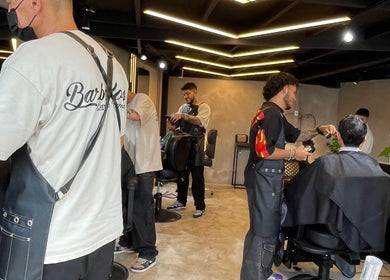 Interior de Barbados Barber Premium en Soacha, Cundinamarca, CO, con barberos atentos a sus clientes.