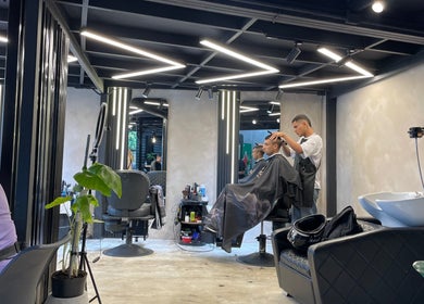 Interior de Barbados Barber Premium en Soacha, Cundinamarca, CO, mostrando servicios de barbería de primera clase.