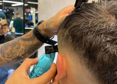 Corte de cabello en Barbados Barber Premium en Soacha, Cundinamarca, CO, mostrando precisos detalles.