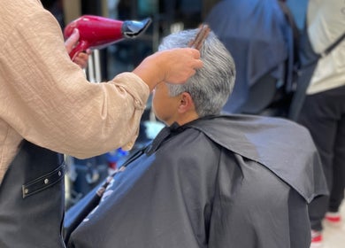 Cliente recibiendo un corte de cabello en Barbados Barber Premium, Soacha, Cundinamarca, CO.