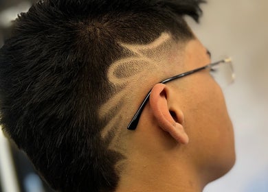 Diseño moderno en corte de cabello en Barbados Barber Premium, Soacha, Cundinamarca, CO. Estilo y creatividad.