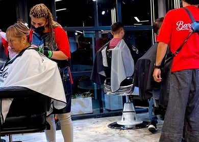 Interior de Barbados Barber Premium en Soacha, Cundinamarca, CO con barberos trabajando activamente.