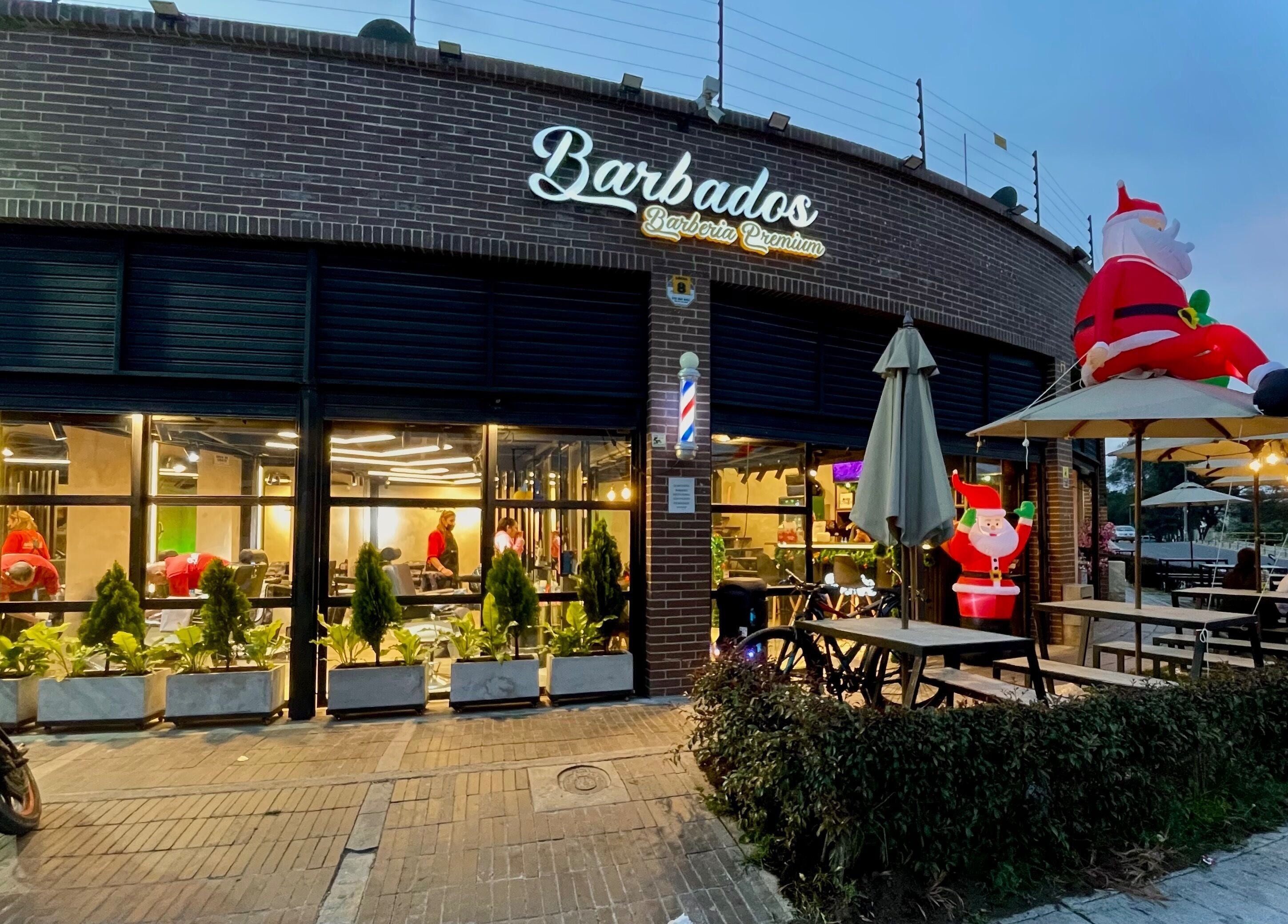 Vista exterior de Barbados Barber Premium en Soacha, Cundinamarca, CO, decorada con adornos navideños.