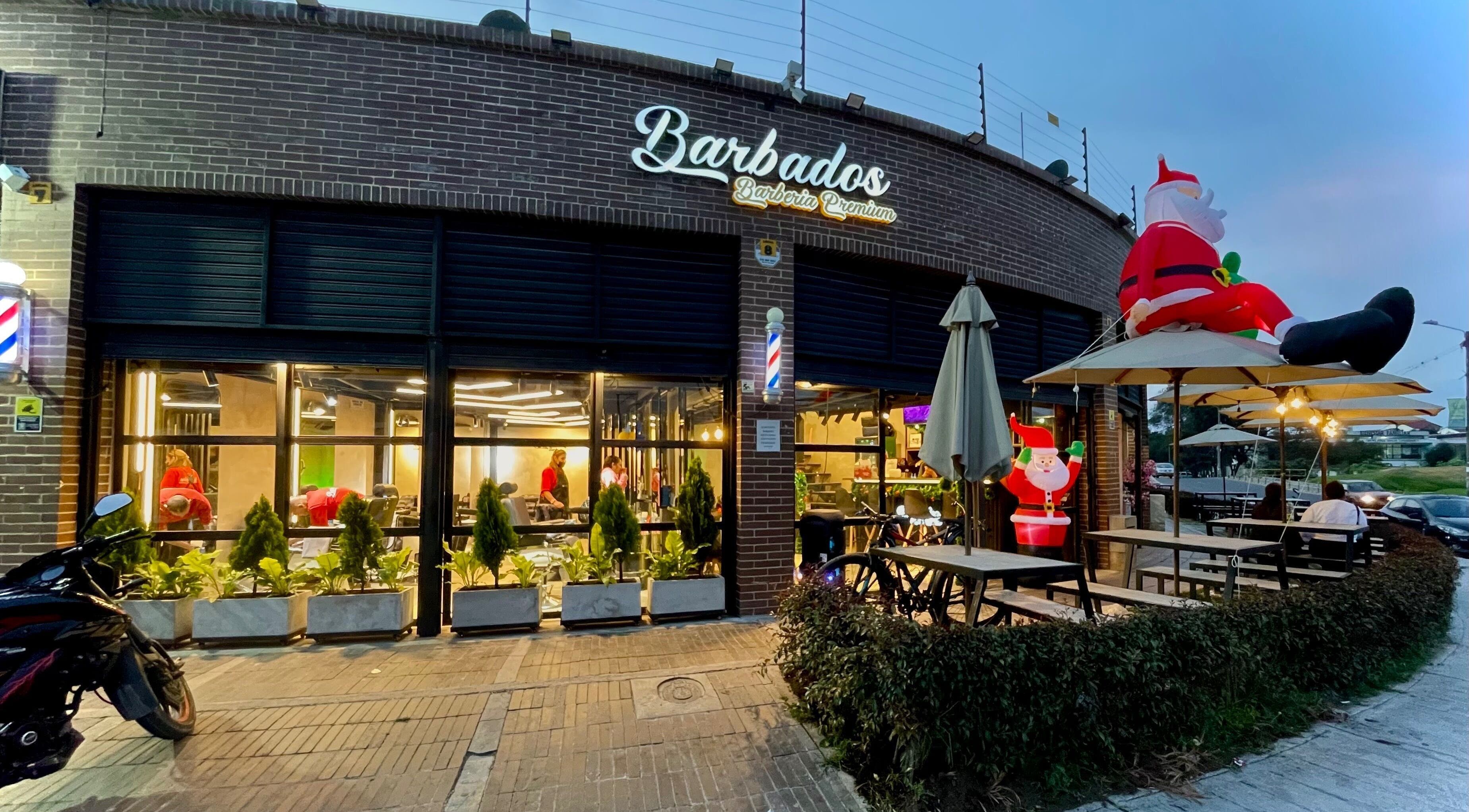 Vista exterior de Barbados Barber Premium en Soacha, Cundinamarca, CO, decorada con adornos navideños.