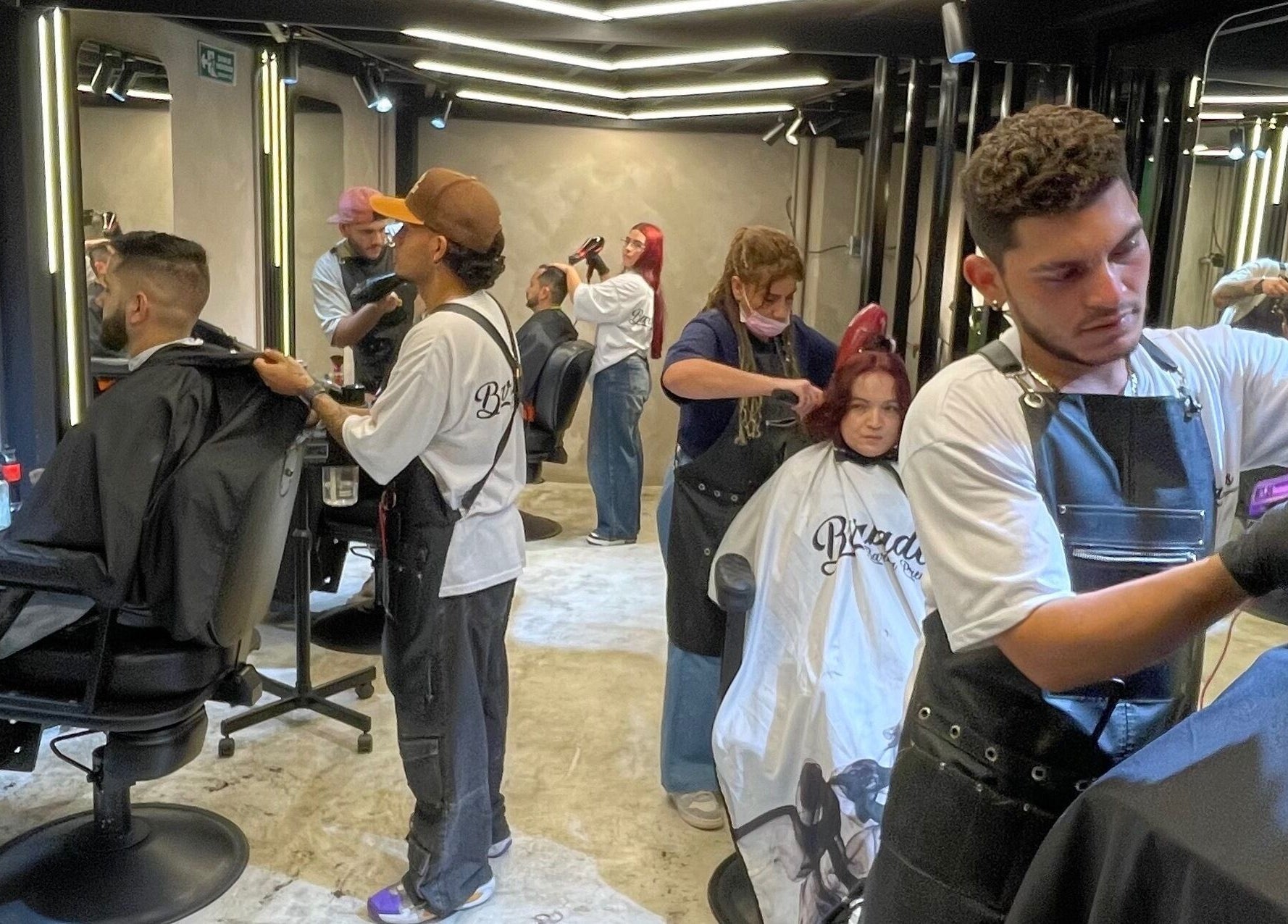 Interior moderno del Barbados Barber Premium en Soacha, Cundinamarca, CO con clientes disfrutando de servicios.