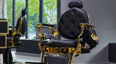 Scaun elegant la The Godfather Barbershop, București, București, RO, reflectă luxul și confortul locației.