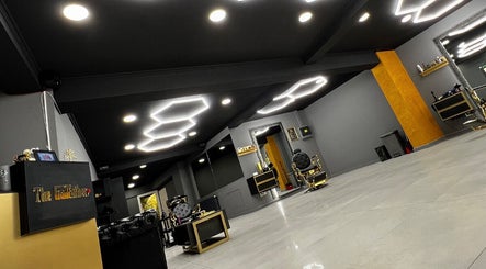Interior elegant la The Godfather Barbershop, București, București, RO. Design modern și stilat.