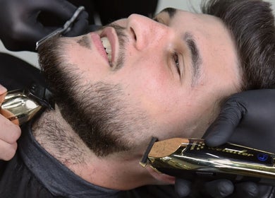 Tuns profesional la The Godfather Barbershop din București, București, RO, cu accent pe detalii.