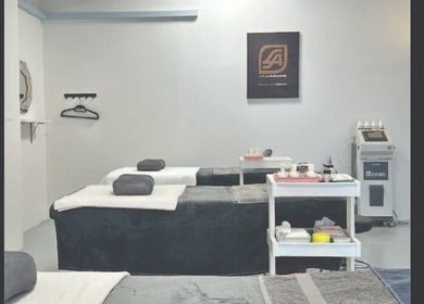 Relaxing treatment room at Dr Lauranne Bangi, DENGKIL, SELANGOR, MY with cozy beds and modern equipment.