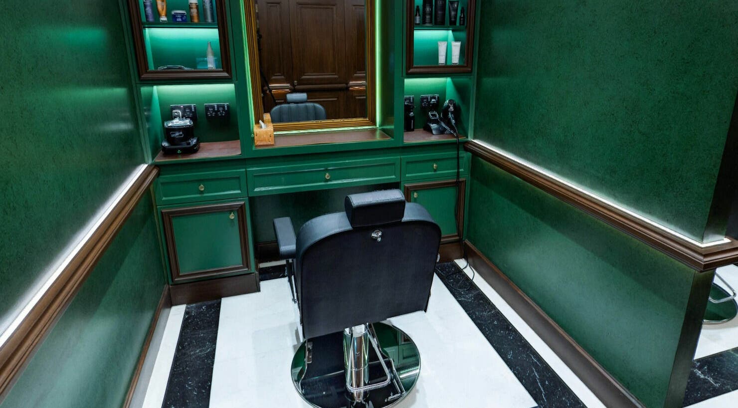 Luxurious salon chair and mirror at Venaldi, Al Kuwayt, Al Asimah Governate, KW.