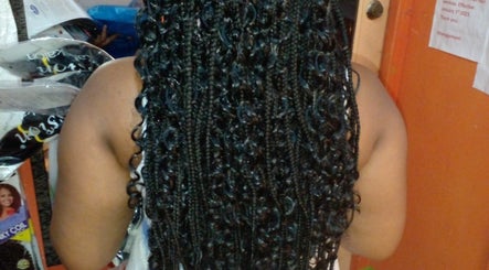 Immagine 3, Julie's Braids and Beauty