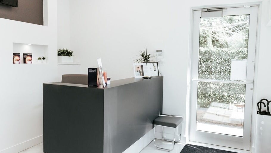 Réception moderne de VB Institut à Mont-Saint-Hilaire, Québec, CA, avec décor minimaliste.