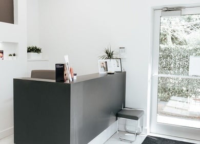 Réception moderne de VB Institut à Mont-Saint-Hilaire, Québec, CA, avec décor minimaliste.