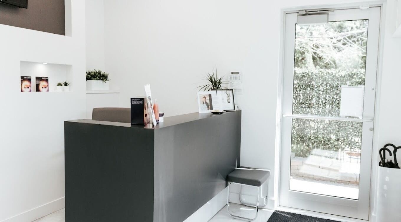 Réception moderne de VB Institut à Mont-Saint-Hilaire, Québec, CA, avec décor minimaliste.