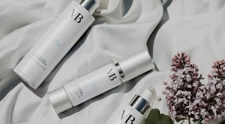 Produits VB Institut avec fleurs lilas, Mont-Saint-Hilaire, Québec, CA