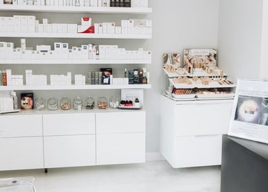 Élégant présentoir de produits de beauté au VB Institut, Mont-Saint-Hilaire, Québec, CA.