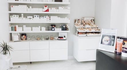 Élégant présentoir de produits de beauté au VB Institut, Mont-Saint-Hilaire, Québec, CA.