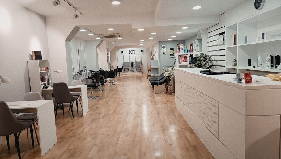 Interior moderno de KR - Katalina Rios en Barcelona, Catalunya, ES. Salón con estilo y comodidad.