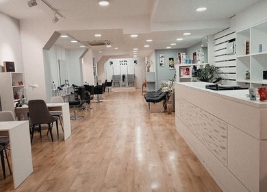 Interior moderno de KR - Katalina Rios en Barcelona, Catalunya, ES. Salón con estilo y comodidad.